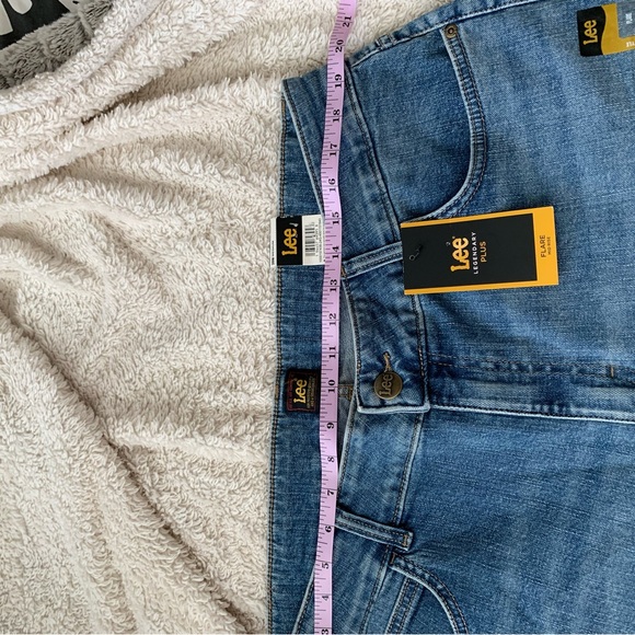 NWT ~ 20W - LEE  Legendary Flare Jeans - Mid Rise - Picture 12 of 16
